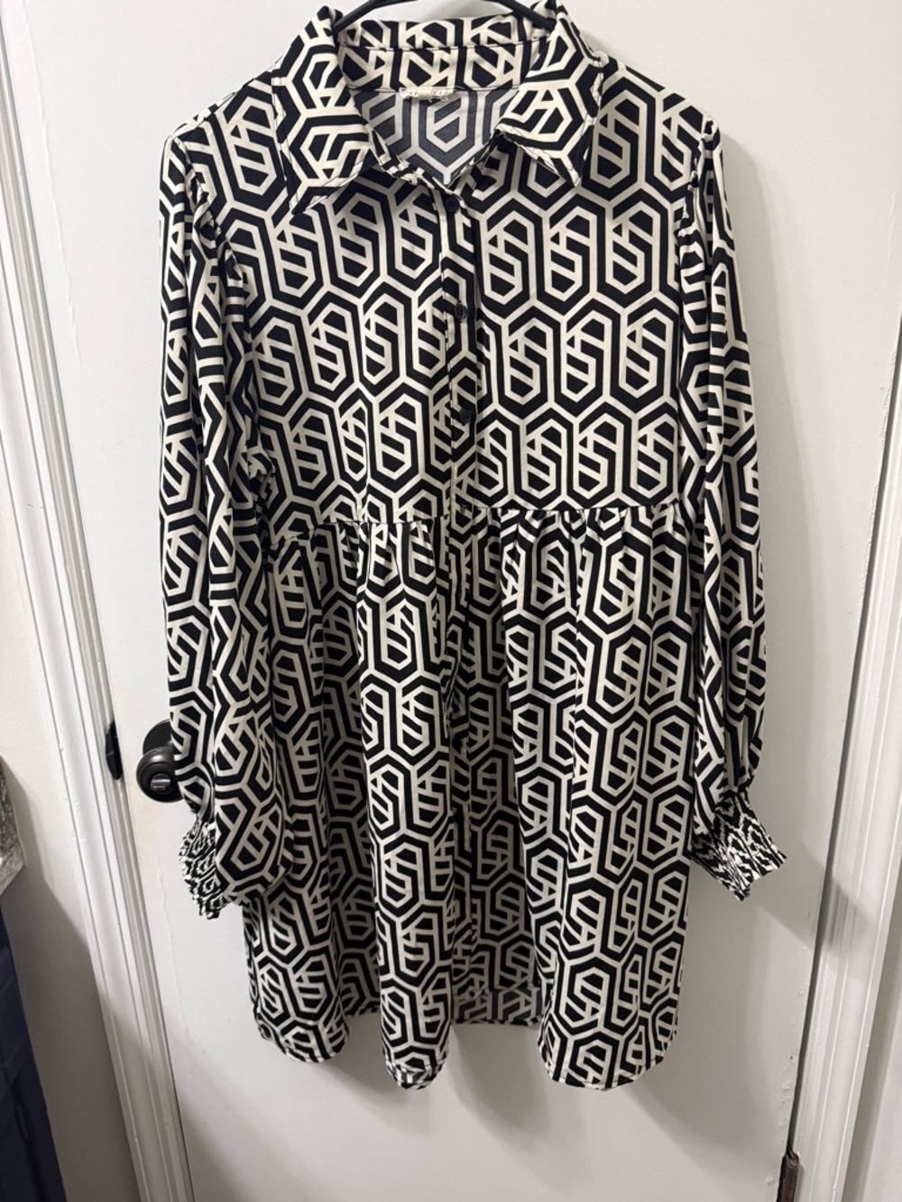 JODIFL Black and White Geometric Long Sleeve Dress
